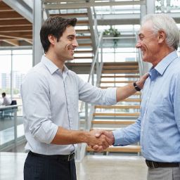 Passaggio generazionale in un'impresa: stretta di mano tra due generazioni